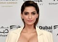 Sonam Kapoor flaunts her baby bump