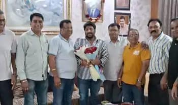 गोपाल कांडा को पुष्प गुच्छ भेंट करते हुए अग्रवाल सभा के प्रधान संजय गोयल एवं अन्य पदाधिकारी