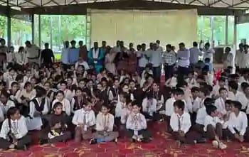 सरकारी स्कूल में बच्चों के लिए विशेष सामूहिक भोजन कार्यक्रम आयोजित