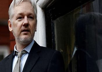 जूलियन असांजे