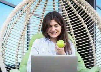 सेब खाने