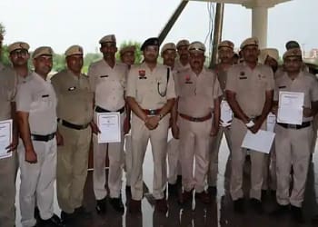 16 पुलिसकर्मियों को पुरस्कार देकर सम्मानित किया गया