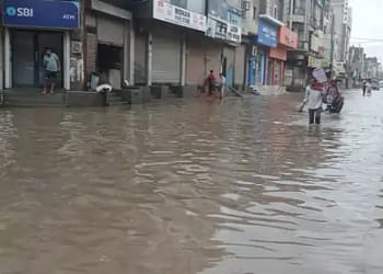 लोगों के घरों व दुकानों में पानी घुस आया