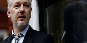 जूलियन असांजे