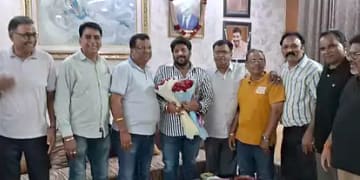 गोपाल कांडा को पुष्प गुच्छ भेंट करते हुए अग्रवाल सभा के प्रधान संजय गोयल एवं अन्य पदाधिकारी