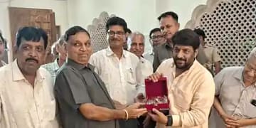 समिति की ओर से गोपाल कांडा को स्मृति चिन्ह भेंट किया गया।