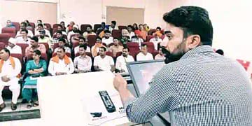 मुख्य वक्ता राजीव ने भारतीय मजदूर संघ व दतोप्ंत ठेंगड़ी के जीवन पर प्रकाश डाला