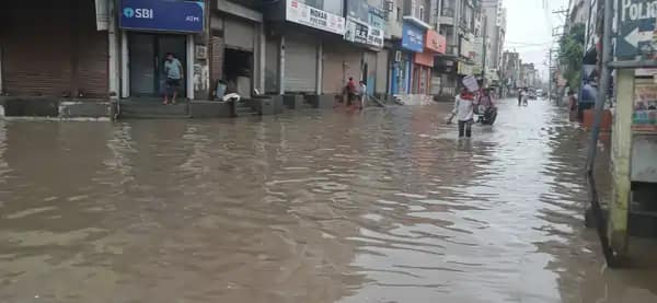 लोगों के घरों व दुकानों में पानी घुस आया