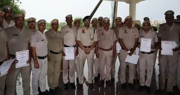 16 पुलिसकर्मियों को पुरस्कार देकर सम्मानित किया गया