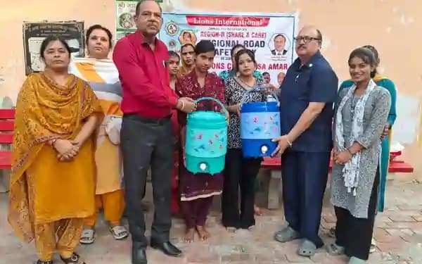 पानी के कैम्पर वितरित करने पर रजनी सोनी और दीपिका ने जताया आभार