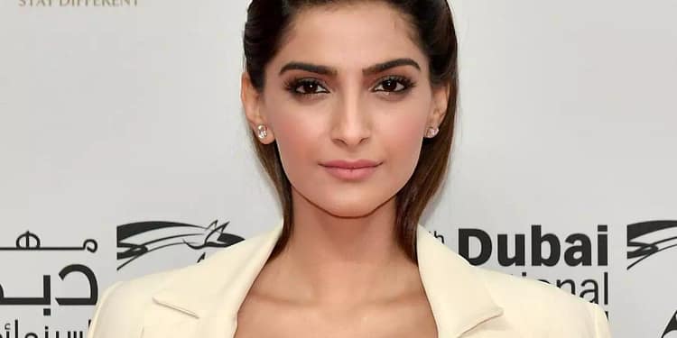 Sonam Kapoor flaunts her baby bump
